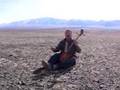 Chuluun singing hoomi before the JargalantAltai Mountains