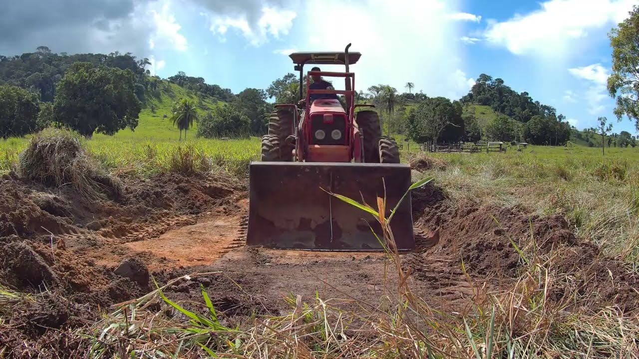 CORTANDO E PUXANDO CASCALHO COM O VERMELHINHO.... MAZZEY FERGUSON 255