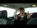 Marc Surer präsentiert in der Motorshow TCS den neuen Citroen C6 2.7 HDi.ExtérieurDer Citroën 2.7 HDi V6 kostet in unserer Testausgabe satte 80'000 Frankent. Er ist das Aushängeschild des französischen Herstellers und ausgerüstet mit allen technischen Schikanen. Optisch präsentiert er sich sehr majestätisch und natürlich standesgemäss mit Fliessheck.Das Erscheinungsbild des Citroën ist unverwechselbar. Die mitlenkenden Scheinwerfer waren vor 50 Jahren beim DS ein Hit. Da ist es schon fast selbstverständlich, dass der C6 sie auch wieder hat. Von der Seite ist die die Verwandtschaft zum Citroën CX, dem Vorgänger aus den 80er-Jahren, unschwer erkennbar. Ebenso typisch ist die konkave Heckscheibe. Auffallend sind die bumerangförmigen Leuchteinheiten. Hinter der Heckklappe verbirgt sich ein Kofferraum, der mit 421 Litern nicht riesig, aber ausreichend ist.IntérieurKeine Experimente lassen sich im Innenraum ausmachen. Das Cockpit überzeugt durch seine Übersichtlichkeit. Einzig die zahlreichen Schalter der Mittelkonsole können für etwas Verwirrung sorgen. Besondere Erwähnung verdient das praktische Head-up-Display; es projiziert wichtige Fahrinformationen in das Sichtfeld des Lenkers. Die beheizbaren, elektrisch vielfältig verstellbaren Sitze bieten ausreichenden Seitenhalt. Die Lederpolsterung ist angenehm straff und komfortabel. Überhaupt macht der ganze Wagen einen sorgfältig verarbeiteten Eindruck.Viel Komfort wird auch den Passagieren geboten. Die Rückbank lässt sich elektrisch verstellen und bietet so jedem die passende Sitzposition. Der Passagier hinten rechts hat sogar die Möglichkeit, den Sitz vor ihm elektronisch weiter nach vorne zu verschieben und sich so mehr Beinfreiheit zu verschaffen.TechnikWer im Citroën C6 fährt, muss schon gut hinhören, um genau sagen zu können, ob es ein Diesel oder Benziner ist. Unser Testauto ist mit dem Biturbo-Diesel ausgestattet, und die Lärmdämmung ist vorbildlich. Aber auch in Sachen Durchzug ist der Motor ein Genuss. Mit rund 440 Newtonmeter hat er auch genügend Kraft. Neben dem Diesel gibt es noch den 3- Liter-V6. Die Automatik schaltet übrigens seidenweich. Dieses Auto ist nichts für Rennfahrer, und wenn, dann für die, die auf dem Heimweg sind und es ruhig angehen.FahrverhaltenDas Sahnehäubchen beim Citroën C6 ist aber eindeutig die hydropneumatische Federung mit elektronisch geregelten Dämpfern und Niveauausgleich. In den Kurven baut sich kaum Seitenneigung auf, und man hat den Eindruck dahinzuschweben, statt auf unebenen Fahrbahnoberflächen zu fahren. Das Auto kann im Sportwagen-Modus gefahren werden, die Automatik reagiert dann schneller. Im Schneemodus wird sie entsprechend weicher.FazitCitroën hat beim C6 alle Register gezogen und ein optisch einzigartiges Auto gebaut. In Sachen Komfort gehört der C6 zur Weltklasse. Bei einem Preis von rund 76'000 Franken erhält man eine Sänfte, die ihresgleichen sucht.Negativ-Schalter an der Mittelkonsole sind etwas unübersichtlich-Übersicht nach hinten.Positiv-Vorbildfunktion in Sachen Partikelfilter-Fahrwerk der Extraklasse-Seidenweicher Dieselmotor