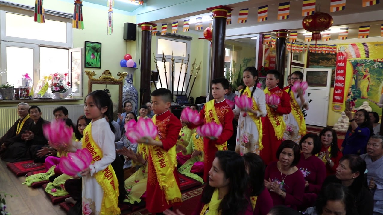 ĐẠI LỄ PHẬT ĐẢN TẠI PHỦ ĐỒNG TÂM ERFURT: MÚA DÂNG HOA CÚNG PHẬT