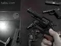 警員派出所內玩槍指人 槍口不能對人這點常識也不知道。