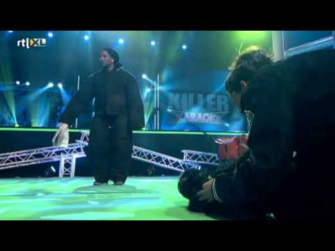 Keizer - Rapper Keizer moet het hoof koel houden als hij wordt aangevallen door De Pissige Puppies, terwijl hij een lied probeert voor te dragen.