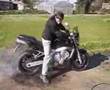 motos Bedrobe Video haciendo caballitos quemando rueda.MOLA