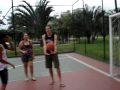 Laura jogando basquete