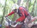 Tombos de moto na trilha