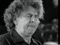 imaste dio (we are two) from the cycle songs for andreas (lendakis) lyrics by mikis theodorakis. bouzouki kostas papadopoulos 

not long before the fall of the berlin wall theodorakis gave an open-air concert on the rosa luxemburgplatz in the east german part of the city. this vcr recording was made in west berlin and is in black and white due to the difference in tv systems between the two germanies (or so i have been told) an historic piece of 
