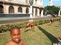 Bambini cubani che fanno le acrobazie Bambini cubani che fanno le acrobazie