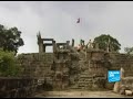 actualit�: pr�s du temple de preah vihear, des ouvriers creusent des abris et r�novent d'anciens bunkers. des villageois quittent les lieux depuis que ce vestige religieux fait l'objet d'un diff�rend frontalier entre la tha�lande et le cambodge.