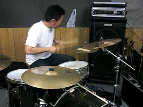 mbase01 - JOMOX mbase01をハイハットにつけてみた。 デジカメ撮影の為低音聴こえづらいが、センサーの反応も細かく拾ってくれるので、キック以外でも使えると思います。