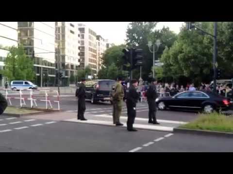 obama - Die Kolonne mit den Obamas steuert auf das Hotel Ritz-Carlton zu.