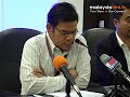 Umno supporters throw stones at Anwar's car