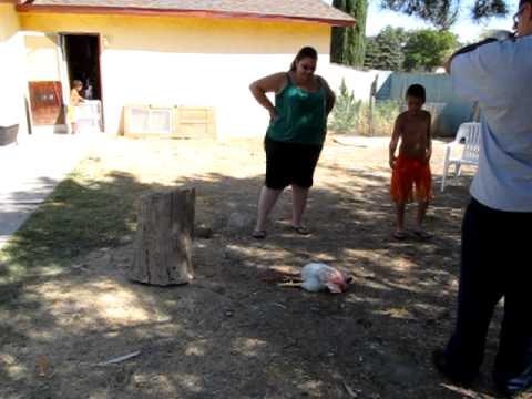 WOMAN SLAUGHTER CHİCKEN