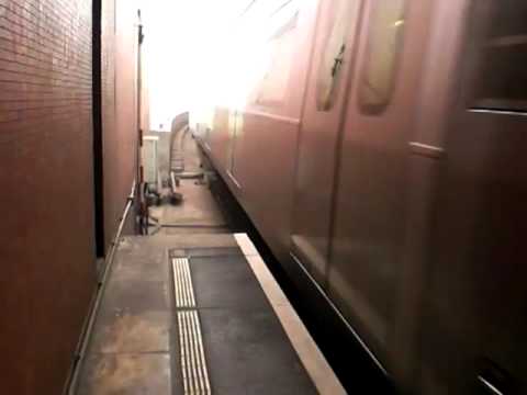 港鐵K-train列車駛入九龍灣站