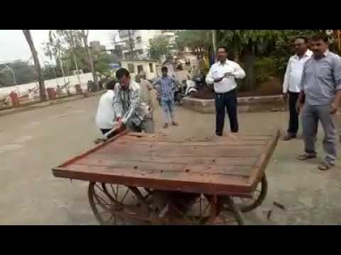 Ullasnagar ( Maharashtra ) ethil eka gariba var asha prakarch drushy ghadat aahe aata yani kay karav