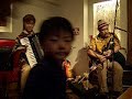 music→『鞴座の夜』「納涼奏音祭」おかげ様ﾌﾞﾗｻﾞｰｽﾞのSax奏者でｲｰﾘｱﾝ･ﾊﾟｲﾌﾟ(ｱｲﾘｯｼｭ･ﾊﾞｸﾞﾊﾟｲﾌﾟ)やﾃｨﾝ･ｳｨｯｽﾙ, Saxなどの管楽器を担当する金子鉄心。ﾌﾚｲﾚﾌｼﾞｬﾝﾎﾞﾘｰ･玩具利音でもｱｺｰﾃﾞｨｵﾝを担当し、様々なｼﾞｬﾝﾙのﾐｭｰｼﾞｼｬﾝのﾚｺｰﾃﾞｨﾝｸﾞやﾗｲﾌﾞのｻﾎﾟｰﾄをつ とめる藤沢祥衣。以上２人からなる鞴家による南船場にある「晴山亭」での納涼奏音祭。