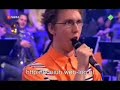 ((( http://boeiuh.web-log.nl )))Programma: Mooi weer de leeuwPresentatie: Mooi weer de leeuwLied: PastoraleOrigineel: Liesbeth List & Ramses ShaffyGezongen door: Adje en een of andere vrouwvisit our website for more!!http://boeiuh.web-log.nlSongtekst:Mijn hemel blauw met gouden harp Mijn wolkentorens, ijskristallen Kometen, manen en planeten, aah alles draait om mij En door de witte wolkenpoort tot diep onder de golven Boort mijn vuur, mijn liefde, zich in de aarde En bij het water speelt een kind En alle schelpen die het vindt gaan blinken als ik lach 'k Hou van je warmte op mijn gezicht Ik hou van de koperen kleur van je licht Ik geef je water in mijn hand En schelpen uit het zoute zand Ik heb je lief, zo lief Ik scheur de rotsen met mijn stralen Verhoog de meren in de dalen en Onweersluchten doe ik vluchten, aah als de regen valt Verberg je ogen in een hand Voordat m'n glimlach ze verbrandt M'n vuur, m'n liefde, mijn gouden ogen 't Is beter als je nog wat wacht Want even later komt de nacht en schijnt de koele maan De nacht is te koud, de maan te grijs Toe neem me toch mee naar je hemelpaleis Daar wil ik zijn alleen met jou En stralen in het hemelblauw Ik heb je lief, zo lief Als ik de aarde ga verwarmen Laat ik haar leven in m'n armen Van sterren weefde ik het verre, aah het noorderlicht Maar soms ben ik als kolkend lood Ik ben het leven en de dood In vuur, in liefde, in alle tijden M'n kind ik troost je, kijk omhoog Vandaag span ik mijn regenboog Die is alleen voor jou Nee nooit sta ik een seconde stil 'k Wil liever branden neem me mee Geen mens kan mij dwingen wanneer ik niet wil Wanneer je vanavond gaat slapen in zee Geen leven dat ik niet begon En vliegen langs jouw hemelbaan Je kunt niet houden van de zon Ik wil niet meer bij jou vandaan Ik heb je lief, zo lief (5x)