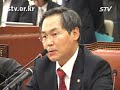 김민석 최고위원 선관위에 신고, 영장청구는 야당탄압어제 민주당 김민석 최고위원에 대한 검찰의 사전영장이 청구된 것과 관련해, 우윤근 의원은 사정당국의 야당탄압이라고 밝혔다.김민석 최고위원의 혐의사실은 2가지로, 2008년 8월경에 김민석 최고위원이 대선경선과 관련해서 기탁금 마련을 위해 중국에서 사업하는 지인으로부터 2억 원을 통장으로 투명하게 입금 받아서 이것을 선관위에 신고했고, 그 당시에 차용증서를 작성하고 모든 것을 선관위에 법적 절차에 따라서 신고한 건이라고 말했다.또 하나는 정치를 떠나서 미국과 중국에서 공부할 당시에 역시 국내가 아닌 외국에서 사업하는 지인으로부터 장학금과 생활비 명목으로 1억 5천만 원 정도를 받은 것이라고 말하고, 이것은 도저히 승복할 수 없다고 밝혔다.그 이유는, 법리적으로도 승복하기 대단히 어려운 것으로, 2억 기탁금 마련을 위해서 투명하게 모든 것을 공개적으로 선관위에 신고한 것까지 문제를 삼는다면, 돈 많은 갑부가 아니면 누가 정치를 하겠느냐고 반문했다.또한 생활비 명목으로 외국에서 대가와 관계가 없이 생활이 어렵기 때문에 미국에서 공부할 때 생활비와 장학금 명목으로 받은 돈을 문제 삼았다며, 이것은 야당 정치인이기 때문에 문제를 삼은 것이다라고 밖에 해석할 수 없는 것이라고 밝혔다.【임창용 news@stv.or.kr】
