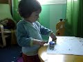 pinta dibujitos en un papelito....