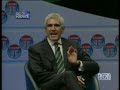 Pier Ferdinando Casini rilancia la battaglia dellUdc per le preferenze e chiama in causa direttamente Silvio Berlusconi.Il leader dellUdc è salito oggi sul palco della festa di Chianciano Terme, intervistato da Enrico Mentana, e si è rivolto direttamente al premier: Non ha bisogno di vincere truccando le regole - ha detto - non abbia paura delle scelte degli italiani, non neghi la possibilità di scegliere e non abolisca le preferenze. Voglio chiedere a Berlusconi, del cui sentimento democratico non dubito, di mettere lo sbarramento che vuole, ma non tolga ai cittadini il diritto-dovere di scegliere. Se però questo appello non sarà raccolto, lUdc è pronto alle barricate in Parlamento, ha assicurato Casini, contro quello che considera un vulnus insopportabile.A questo proposito, Casini ha anche ringraziato Veltroni, DAlema e Rutelli per lappoggio a questa battaglia, sottolineando che il segretario del Pd non fa un favore allUdc ma a se stesso perché ha capito che non deve più cadere nelle trappole di Berlusconi.Quanto alle affermazioni di Berlusconi (il distacco dellUdc dalla Casa delle Libertà è stato doloroso. Certo spiace, ma questo fatto ha rappresentato anche un vantaggio), Casini ha replicato: Sono parole che ci feriscono ma il nostro partito non può permettersi un fallo di reazione. Saremmo autolesionisti se per rispondere alle parole di Berlusconi andassimo a sinistra: noi siamo al centro e qui restiamo. Dobbiamo dimostrare che larea moderata ha dei protagonisti che siamo noi e da qui nessuno ci può spostare.Casini boccia poi l operazione Alitalia che definisce pessima ma, aggiunge: Spero che la mediazione di Berlusconi abbia successo. Quindi manifesta seri dubbi sul federalismo presentato dal Governo, che secondo il leader Udc produrrà un aumento della spesa, e commenta le parole di Fini sullantifascismo: Cose  spiega- che in una democrazia matura non dovrebbero aver bisogno di precisazioni.Quanto ai rapporti col Pd sottolinea: Con il Pd abbiamo un rapporto corretto e anche se so che qualcuno tra di noi non vorrebbe neanche che prendessimo il caffè con il Pd, non scandalizziamoci se parliamo con il Pd, perché quando ci parla Berlusconi tutti applaudono ed è divinizzato. Comunque sia, assicura, noi idealmente siamo unaltra cosa: se come lUnione di centro facessimo la Margherita del 2010 faremmo un errore straordinario.Dunque parliamo con tutti ma lUdc avrà mani libere sulle alleanze, che non vuol dire non farne, a partire dalle amministrazioni locali (ma non a Bologna, dove Cofferati è il peggior sindaco del dopoguerra): Vogliamo far pesare la nostra forza - ha detto - anche nelle amministrazioni locali. Noi siamo al centro e facciamo alleanze dal centro.Casini, infine, ha lanciato la sfida per la scadenza delle europee: Per noi saranno molto importanti - ha concluso - perché i finti colossi potrebbero dimostrare di avere i piedi di argilla.