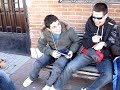 haciendo el tonto en un banco