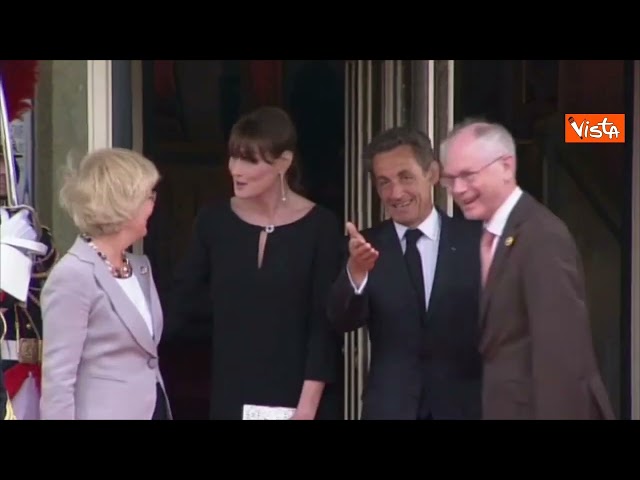 Sarkozy condannato a 5 anni. Eccolo a fianco della moglie Carla Bruni al G8 Francia nel 2011