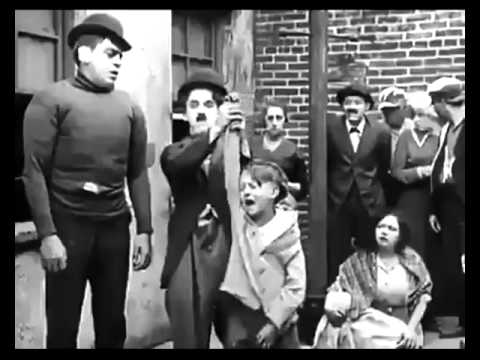 Charlie Chaplin numa cena de mal-entendidos