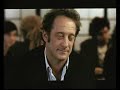 der erfolgreiche gesch�ftsmann lucas (vincent lindon) ist ein kontrollfreak, der seine wohnung zur festung ausgebaut hat und schon mal gesch�ftspartner ausspioniert. und kaum hat er sich in die attraktive k�nstlerin elsa (sandrine bonnaire) verliebt, setzt er schon seinen gleichsam �bergeschnappten sicherheitschef roland (francois berl�and) auf sie an, um beim ersten date schon alle geheimnisse f�r sich nutzen zu k�nnen. doch elsa erweist sich als harter brocken, die erst langsam vertrauen fasst - da erf�hrt sie von lucas' bespitzelung.

charmante liebeskom�die mit dem franz�sischen star sandrine bonnaire in einem �berzeugenden duett voller esprit mit vincent lindon (
