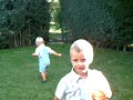 Pablo jugando al futbol...menudo fiera