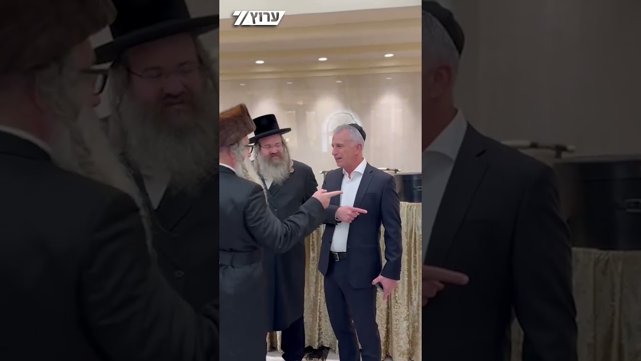 ראש המוסד דוד ברנע הגיע אמש לאולמי הכרמים בבית שמש להשתתף בחתונת בן אחיו הרב זוהר ברנע מחסידי ברסלב.