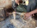 Así se fabrican los clavos con los que hacen las pinazas en Mopti. Mali.
