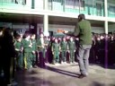 Luca cantando en el colegio