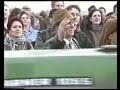 Gorleben-Widerstand Im Jahr 2004 haben fast 50 Künstler aus dem Wendland je einen roten Kasten zum Thema GORLEBENGEFÜHL gestaltet und dabei ihr jeweiliges persönliches Empfinden dazu umgesetzt. So vielfältig die Ergebnisse stilistisch waren, so häufig zeigen sich bei allen Künstlern die gleichen Gefühle von Angst und Bedrohung, sei es durch den tödlichen Strahlenmüll selbst oder durch die Art und Weise, wie diese Transporte mit aller Staatsgewalt gegen den Willen und Widerstand der Bewohner des Wendlands durchgesetzt werden. Dieser Film greift sechs dieser Kästen auf und stellt sie jeweils an den Anfang einer Collage von Videoaufnahmen, die in den letzten zehn Jahren während und zwischen den Castor-Transporten gemacht wurden. Alle Bilder stammen von Amateuren aus dem Gorleben-Widerstand und wurden mit normalen Handkameras ohne Schutz vor der Polizeigewalt mitten im Geschehen gedreht. Deshalb gibt es viele verwackelte oder unscharfe Sequenzen, die aber durch ihre unmittelbare Nähe und Authentizität eine ganz besondere Wirkung besitzen. Was in professionellen Produktionen bewusst als Stilmittel verwendet wird, ist hier die pure Realität. Eine bittere Realität, mit der die Bewohner des Wendlands jedes Jahr erneut konfrontiert werden, und trotzdem haben sie ihre Lebensfreude und Kreativität nicht verloren, wie die Kulturelle Landpartie jedes Jahr beweist. Aber gerade deswegen ist es den Künstlern ein Anliegen, immer wieder auf dieses keineswegs nur regionale Problem <b>...</b>