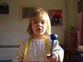 videos de Yisa speelt een scene uit 'Het Zakmes'