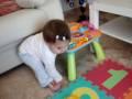 Ariadna jugando en la ventana con Ramby
