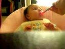 mel eatin applesauce