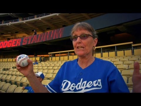 WSH@LAD: Ethier surprises fan with first pitch_Baseball, MLB. Major League Baseball best videos. Sport of USA, MLB