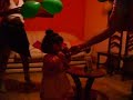 Manu dancando *com vergonha*