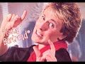 fais pas l'con, passe moi tes vibrations.
moi, j'ai pas vu passer l'avion.
c'�tait comme un tout gros champignon.
rempli tout plein de boutons.
tube de 1978 pour plastic bertrand et 