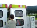 Inder in der Telefonzelle eingesperrt