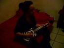 Rosay tocando Guitar Hero en PS2