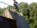 Dirtsurfer in skatepark