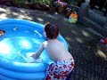 Bij oma spelen met een gieter en water