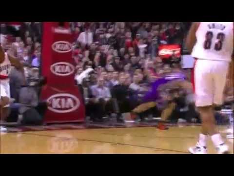 Elliot Williams dunks on the Phoenix Suns