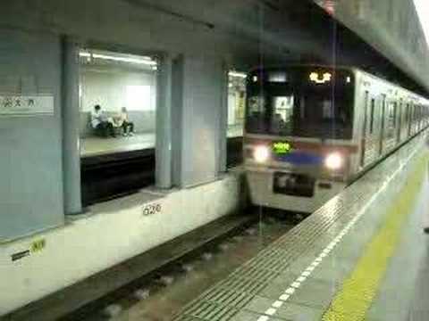 都営浅草線大門駅にて、京成3700形エアポート快特