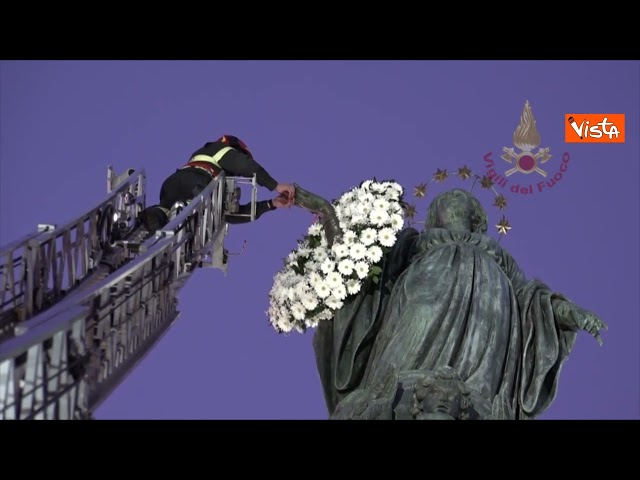 Omaggio per l'Immacolata dei Vigili del Fuoco a Roma, corona di fiori su statua a Piazza di Spagna