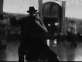 Tango Tis Nefelis. Ce ne sono centinaia di versioni e centinaia di video. Ma quello che mi piace di più è questo.http://www.youtube.com/watch?v=8hdEswez-jw&list=PL27449E442A2EE356