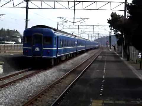 杵築を発車する寝台特急富士