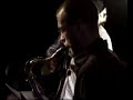 apr�s daniel szabo la semaine derni�re, c'est un autre hongrois qui vient habiter notre club. habitu� du duc des lombards depuis quelques ann�es, c'est toujours avec plaisir que nous retrouvons ce guitariste singulier et magnifique de profondeur et d'�motion. le hongrois partage sa vie entre budapest et le reste de l'europe. sans doute est-il comparable par certains c�t�s � john scoffield. l'ancien compagnon de route de miles davis fr�quente volontiers les chemins d�tourn�s de la country et du blues, le guitariste hongrois s'appuie quant � lui sur la musique traditionnel de son pays qu'il malaxe avec talent et respect tout en l'�lectrifiant et en l'�lectrisant.