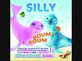 silly le petit phoque - boum boum (int�gralit�)
paroles :

mon truc c'est faire le fou dans l'eau
que les enfants grimpent sur mon dos on joue, on crie, c'est rigolo
mais quand ils partent j'ai du chagrin je reste plus seul qu'un requin
depuis hier c'est plus pareil
j'ai comme la t�te pleine de soleil
la p'tite alice est ma merveille 
cette amoureuse est ma sir�ne 
mais comment lui dire que je l'aime

refrain 

mon c?ur fait boum boum 
quand elle nage pr�s de moi boum boum je rougie a chaque fois 
d�s que je voie ses yeux 
moi j'y plonge comme dans les flots bleus 
mon c?ur fait boum boum, toutes mes nageoires zigzaguent boum boum 
je saute de vagues en vagues
et je m'envole tr�s haut
heureux comme un poisson dans l'eau pour �tre plus fort que les copains qui veulent alice dans leurs grand bain
moi j'n'ai trouver qu'un seule moyen demander a tous les enfants d'm'apprendre a parler comme les grands

refrain

son c?ur fait boum boum quand
je nage tous pr�s d'elle boum boum
je m'sens pousser des ailes
elle m'a enfin compris
maintenant on s'aime pour la vie

refrain
nos c?ur font boum boum
toutes nos nageoires zigzag boum boum on saute de vagues en vague
et on s'envole tr�s haut
heureux comme des poissons dans l'eau boum boum 
mon c?ur fait boum boum
et on s'envole tr�s haut
heureux comme des poissons dans l'eau boum boum mon c?ur fait boum boum...