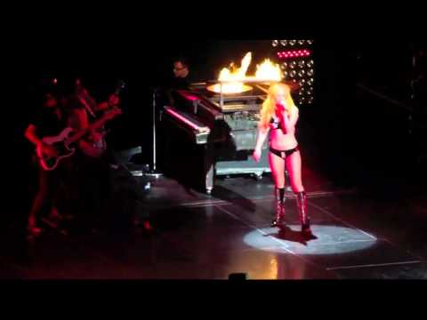 Lady Gaga spadła z pianina